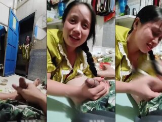 Clip: Quay tay quên đóng cửa thì em hàng xóm nhìn thấy và cái kết ngon chim